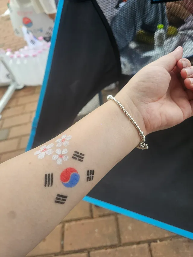 현재 올공 핸드볼경기장  2-3 앞에서 페이스페인팅 1시부터 진행중입니다! 지난주보다 훨씬 많이 와주시고 , 저는 태극기 계속 그려드리고 있어요