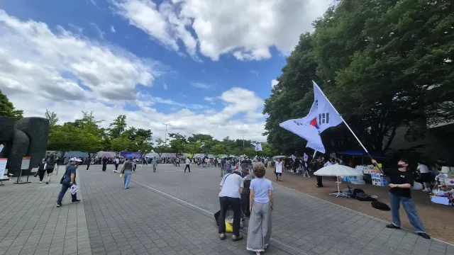 왼편에는 끝도없이 콘서트 줄이 늘어서 있고, 오른편에는 목이 쉬도록 재선거 구호를 외치고 있다. 나라가 망하게 생겼는데 큰일이라고 울분을 토하는