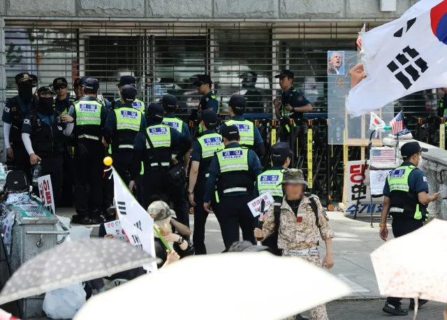 17일째 이어진 '개표소 봉쇄'…총리 인근 방문에 긴장감도

6·3 지방선거 투표용지 부족 사태로 인한 '개표소 봉쇄 시...