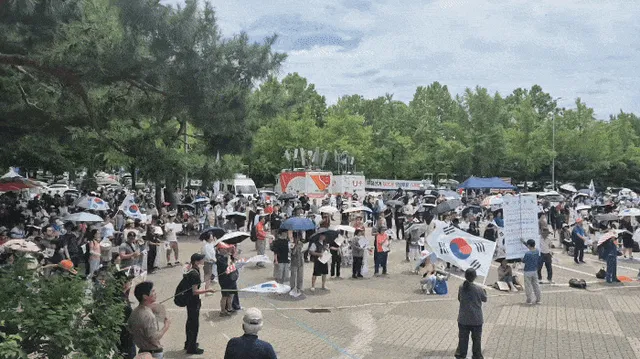 2030 참여 눈에 띄게 줄어든 ‘개표소 봉쇄 시위’···김민석 방문엔 ...

서울 송파구 올림픽공원 ‘개표소 봉쇄 시위’가 17일째 이어지며