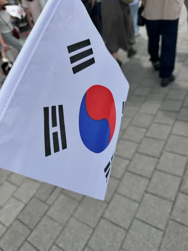 올림픽공원 왔습니다. 사람 진짜 많아요. 잠시라도 머물고 가겠습니다.

부정투표 재선거.