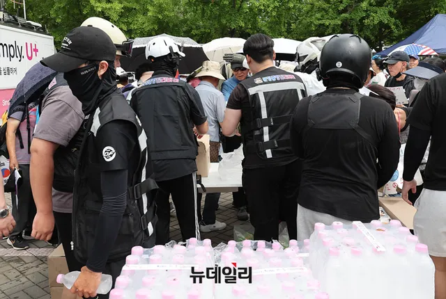 [포토] 무료음식 나누는 배달플래폼 직원들

6·3지방선거 투표용지 부족 사태로 촉발된 잠실 개표소 시위가 3주째 접어든 21일 오후 서울 송파