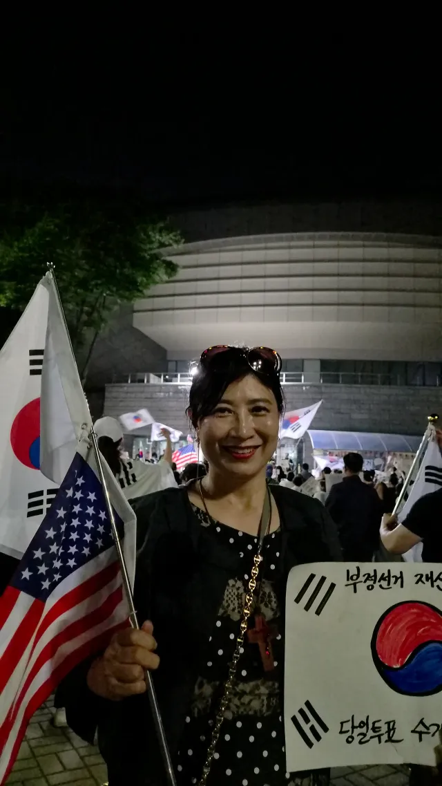 부정선거 재선거
외치는 올공 핸드볼경기장
날마다 야간조로 출근합니다.