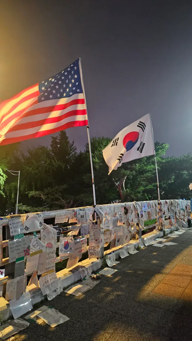 올공 갔다가 현생을 살러가면 인지부조화가 와.
스레드가 뭔지도 몰랐던 사람인데 잠실사태 이후 이젠 이것만 보고있는데 내 현생에선 다들 너무 조용