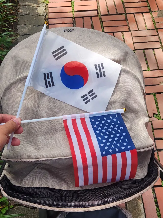 지방에서
아기랑 유모차 끌고 올림픽공원 왔습니다.

나라를 위하는 분들이 많아서
마음이 편하네요.