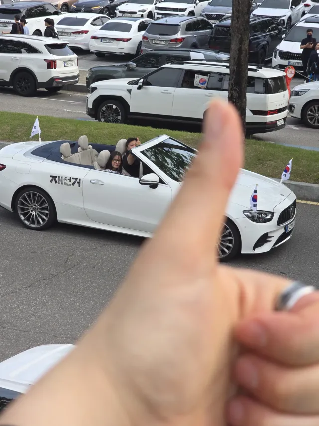 재선거 외치면서 지나가다 봤는데 이 벤츠끄시는 분 너무 멋있었습니다 호응도 해주셨는데 너무 멋지십니다!!!!!