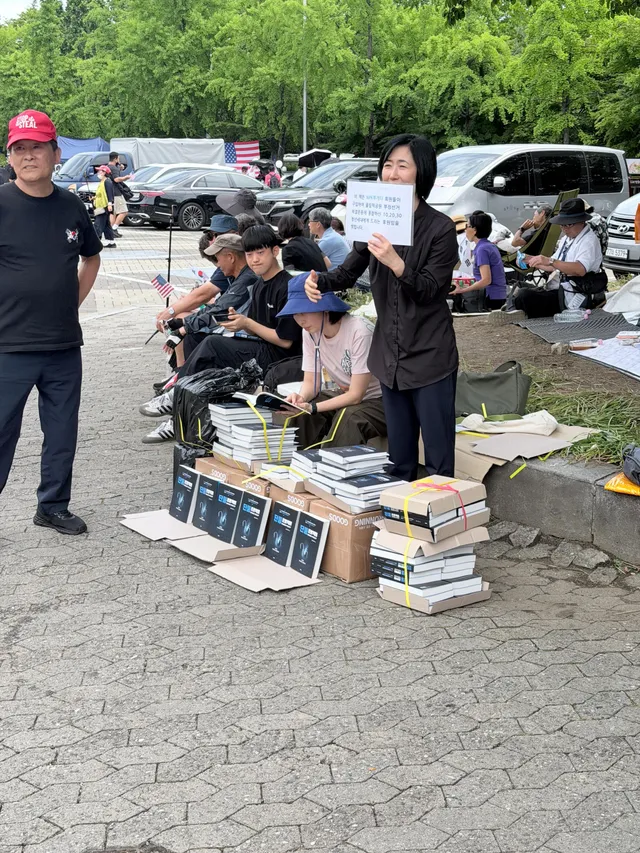 1-1 앞에서 부정선거에 대한 진실을 알리는 도서를 나눠주고 계십니다. 20-30 청년들 위주로 나눠 준다고 하시네요 받아가세요 🇰🇷🫡