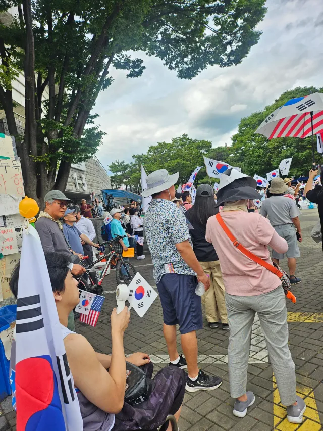 5번째 참여 여전히 뜨겁다
더워서 부채질해주신 어르신 감사합니다!
부정선거 재선거 뱃지 주신 어르신도 감사합니다!
현생으로 다시복귀 갈때마다 감