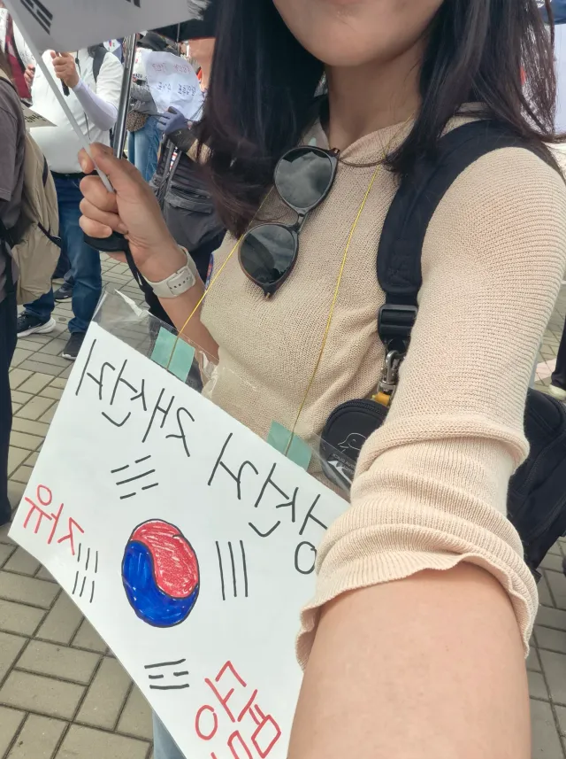 잘생긴 학생이랑 열심히 외쳤다  부정선거 재선거
사람 많음. 그런데 솔직히 말한다. 그냥 남녀노소다 청년 모임 아님 영유아 부터 70대 까지 골