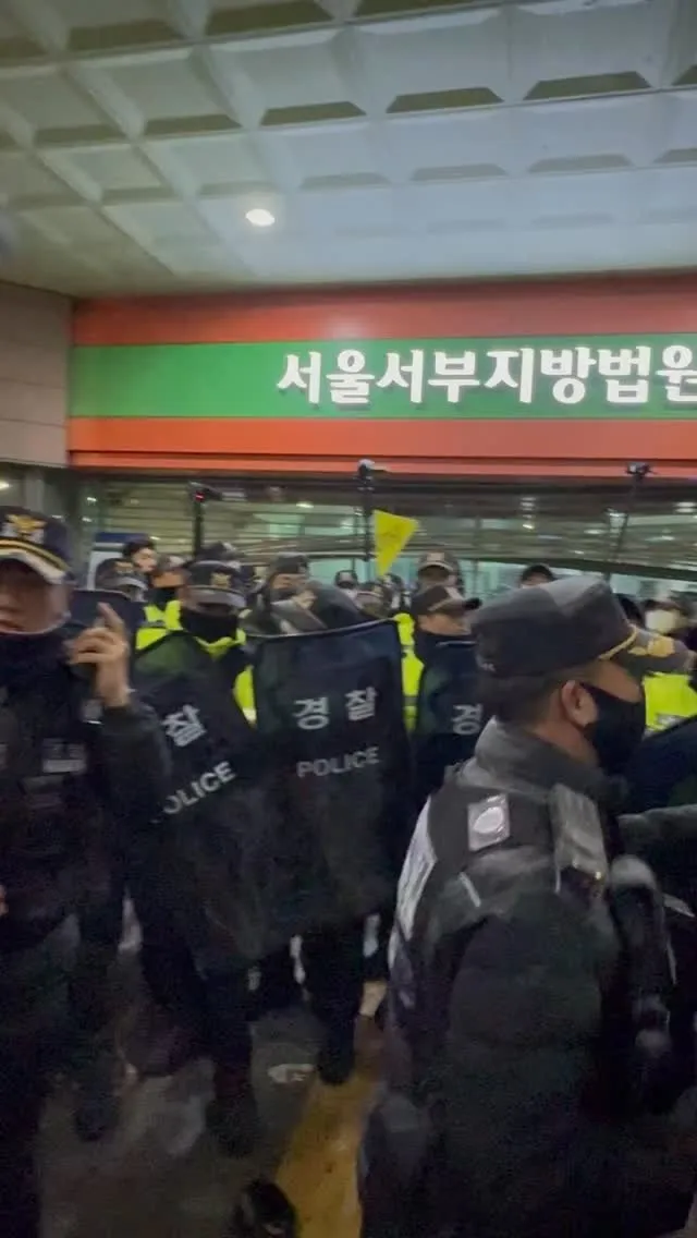 2025.1.19 서부지법
미디어에서는 폭동이라고 하지만, 이게 폭동이면 518은 내란이다.