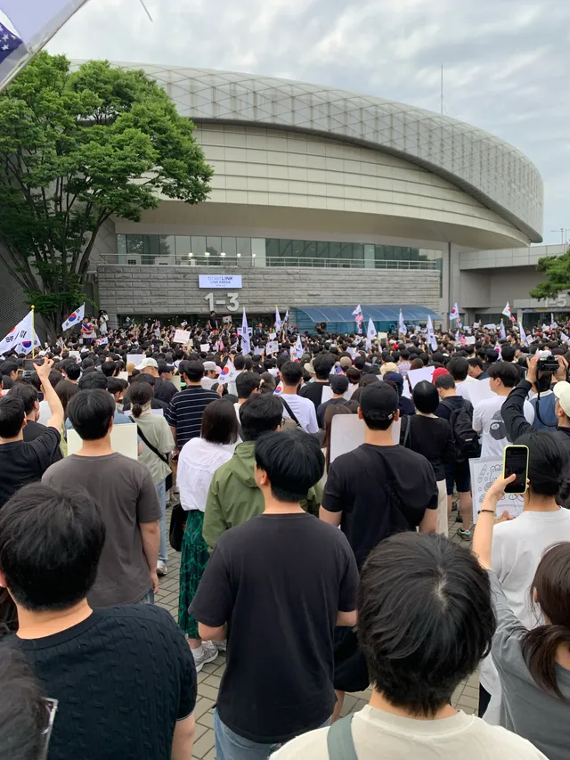 상황 설명
차량 통제를 시민께서 이야기했는데 경찰들이 쌩깜
어제 인원 3배모임 사람들 계속 흐름 잔듸밭쪽 전부 참