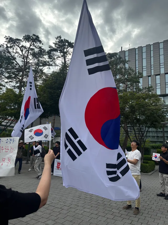 수지에 20년 가까이 살면서 동네에서 시위를 할 줄이야 ,,세상 조용한 우리동네마저 일어났다🔥
