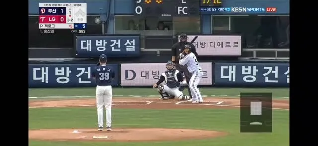누런 저지 홈런 영상 따고 있는데
잠실 오씨가 내것도 따야 한다고 (스틴이 시즌 21호 홈런! 홈런 1위!)
둘다 잠실 중앙을 훌쩍 넘겨버리다니