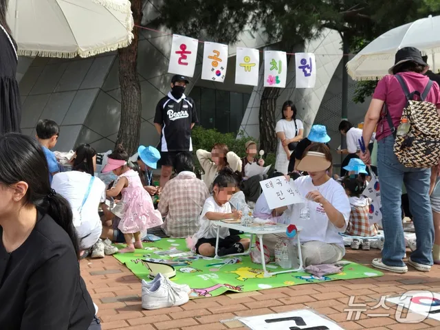 유아차 끌고 주말 봉쇄 시위 참여…태극기 그리는 '올공 유치원'(종합)

오후 5시 30분 기준 5000여 명…가족단위 시위자 늘어 金 총리 한