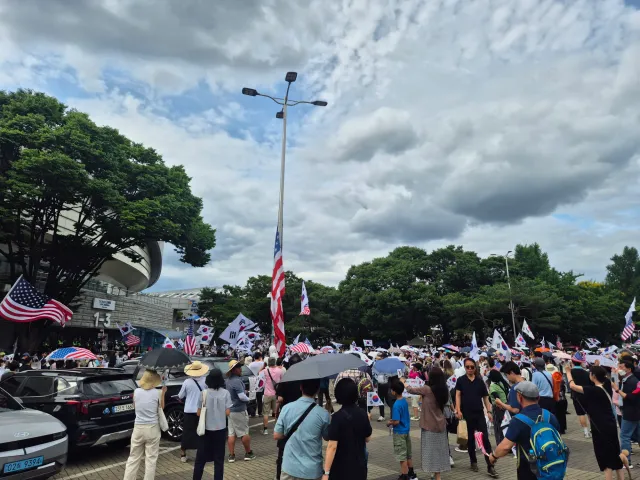 자주 오지 못해 죄송합니다.
자리 지켜주시는 어르신들, 열심히 구호외쳐주는 젊은이들, 올공에 와주시는 모든 분들께 정말 감사드립니다!!
저도 할
