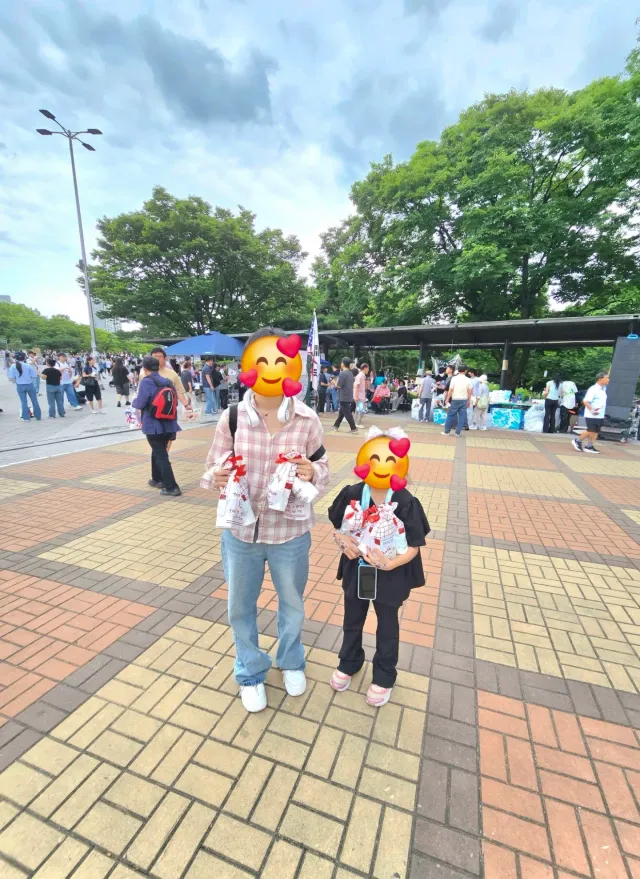 100개 준비했는데 
한 시간 만에 모두 나눠드렸습니다 🫡

우리 부끄럼쟁이 첫째, 둘째야 ~ 
오늘 정말 고생했다 ㅎㅎ

자유는 누군가가 지