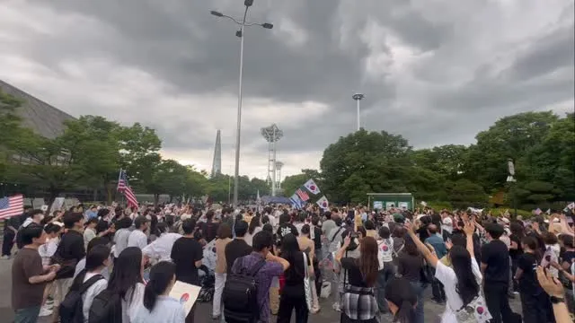 갈수록 아멘존에 예배드리는 모임이 많네요 
대한민국의 건국과 첫 국회는 기도로 시작됐습니다
나라의 근본과 흥망성쇠가 하나님께 달려있습니다 
아직