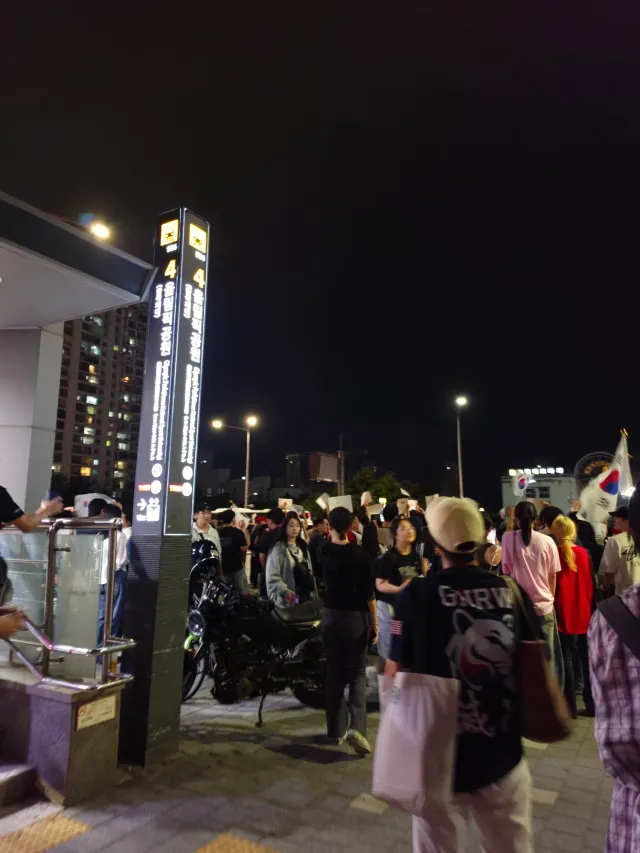 10시인데도 사람들 엄청 많아요
이제 시작인 느낌이였습니다
빗방울 한두방울씩 떨어지더라구요
아  4번 출구쪽에서도 하고 계시던데 괜찮을까요 ..