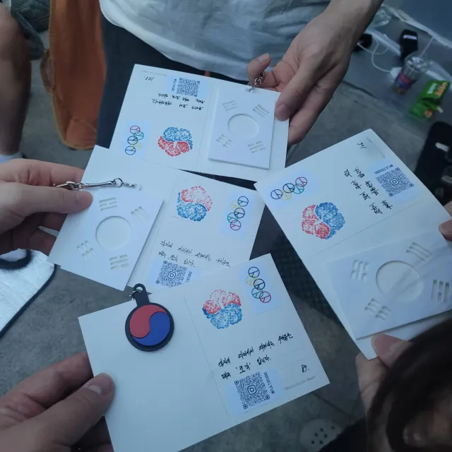 올공 현재시간 PM8:00 
인스타 팔로우하면 태극기 키링 주고있어요 조각과 조각이 모이면 태극기가 된다고 합니다 2-5 옆에 있어요!