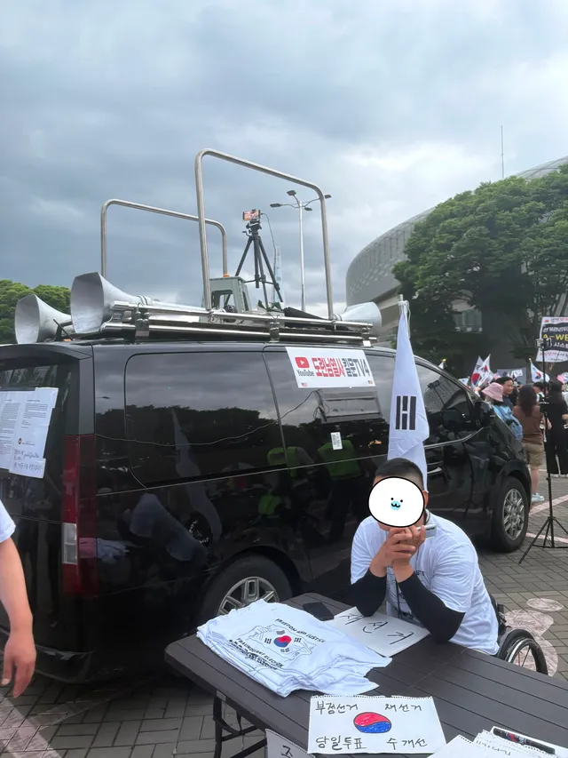 도련님열사 티셔츠 나눠주시는데 20대 여성만 나눠주신대서 퀵턴🫠 (30대 또륵..) 반가웠어요🥹