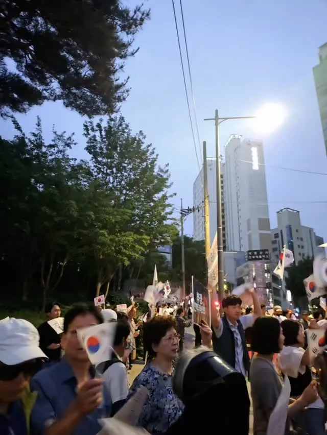 실시간 부산 시청역 1호선 1·2번출구 앞입니다 🇰🇷🇰🇷🇰🇷