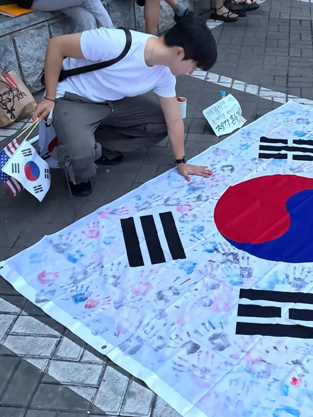 6월 21일 방문 13일차

의도가 어떻던 간에
모여있는 사람들을 와해시키려는 집단들이 많아지고
그로 인해 힘빠지는 분들도 많아질 것 같은데

