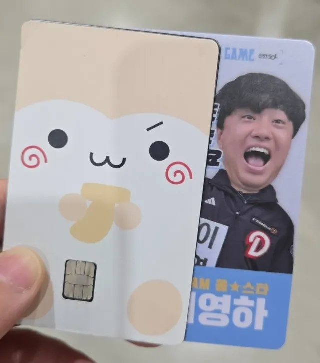 오늘(6.21) 잠실 두산엘지전 3루 내야 포카 기계 쪽에서
원숭이 스티커 붙은 카드를 분실하신 분을 찾습니다 📢

카드가 기계에 꽂혀있었어요