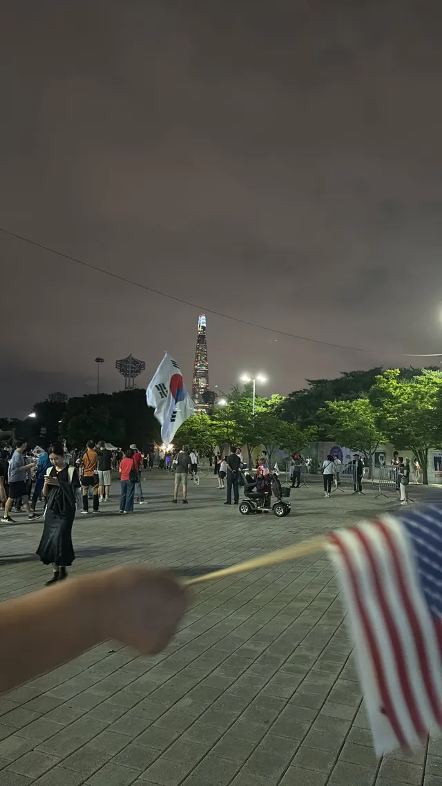 혼자 다녀와서 약간 뻘쭘 어색했지만 뭔가 이렇게 다들 모여서 애쓰는게 뭉클했어…
애국가 완창하고 옴.. 뭐라도 힘이 되고싶었는데 모르겠다ㅜ