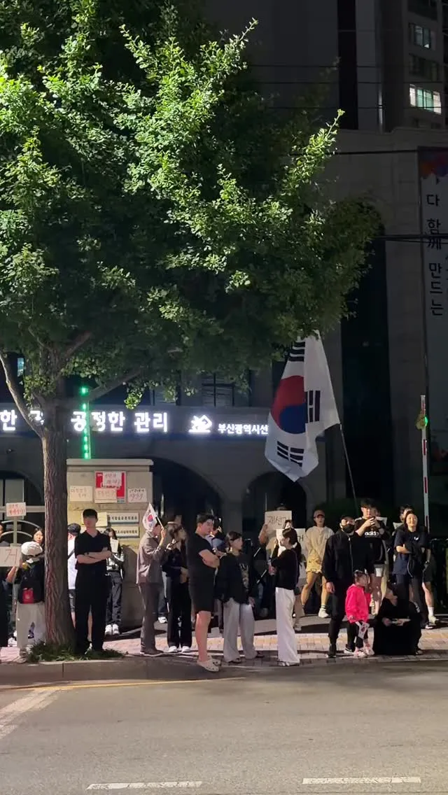 부산 선관위 앞 침묵시위 중 ! 
태극기 어디파노 ㅠㅠ 아무리보ㅏ도 안보이네