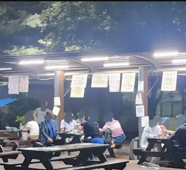 잠실 올공에서 술 쳐먹는 극우들
극우 답네 2찍다워