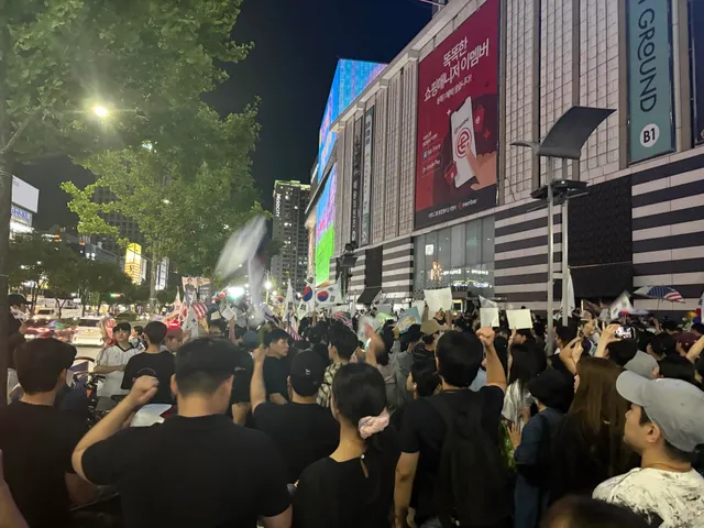 인파가 어마어마합니다. 통행로 확보하는 경찰분들 모습. 모두 고생하셨습니다.