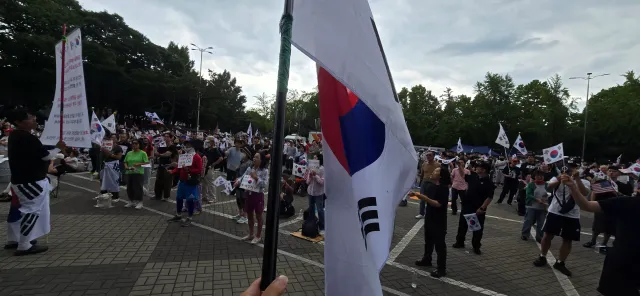 이번주 비에 젖은 태극기를 흔들때
대한민국 국민분들의 피 땀 눈물을 머금은 듯이 무거웠다.
앞으로 얼마나 더 무거워질지 모르겠지만
나는 태극기를