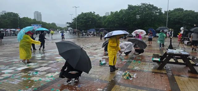 이번주 비에 젖은 태극기를 흔들때
대한민국 국민분들의 피 땀 눈물을 머금은 듯이 무거웠다.
앞으로 얼마나 더 무거워질지 모르겠지만
나는 태극기를