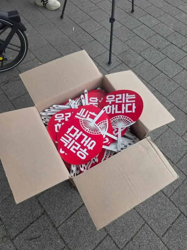 솔직히 우리는 하나다 부채 논란 잠재울 수 있는 기회는 충분히 있었음

이거 처음 논란될때

●주문제작 했을때가 구호가 재선거였다
-> 스티커 