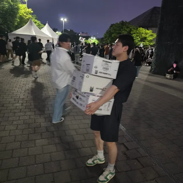 나는 정치성향이 없지만

 나라가 있어야 운동도 할 수 있는 거 아니겠습니까?

 매일 운동 열심히 한 힘으로 자원봉사자분들께
재활용 봉투와 라