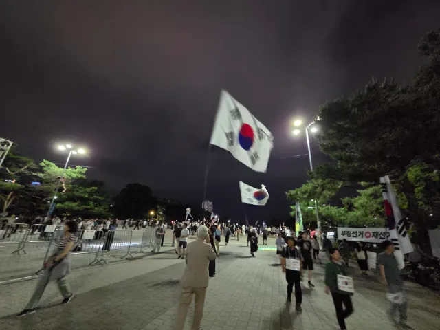 잠실 민주화 운동의 현장을 전해드립니다.

우리의 외침과 소망이 저 하늘에 닿기를 바랍니다.
