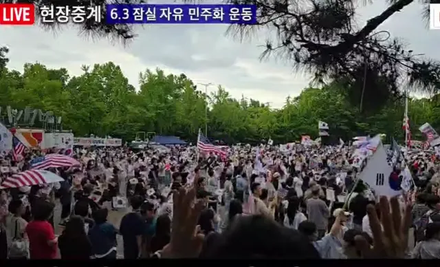 실시간 올공..
휴일인데도 많은 분들이 올공에서 자유를 위해 외치시고 계십니다.

지방에 계신분들..
올공에 사람 많으니까.. 우리는 그냥 마음
