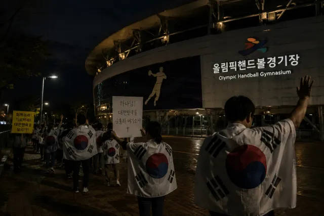하나님께서 말씀하시길 

올공을 돌면서(유혈진압이 없도록) 예수피를 뿌리라고 하셨습니다.