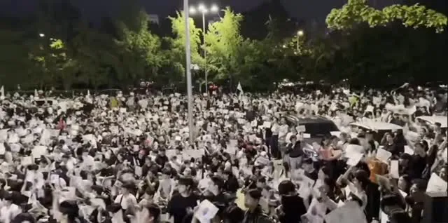 올공 시위는 태극기 단 하나의 국기 아래에서 진영논리 따지지않고 국민들이 다같이 한마음이 된 그 며칠이 좋았다 

황금 같은 기회였던 올공 시위