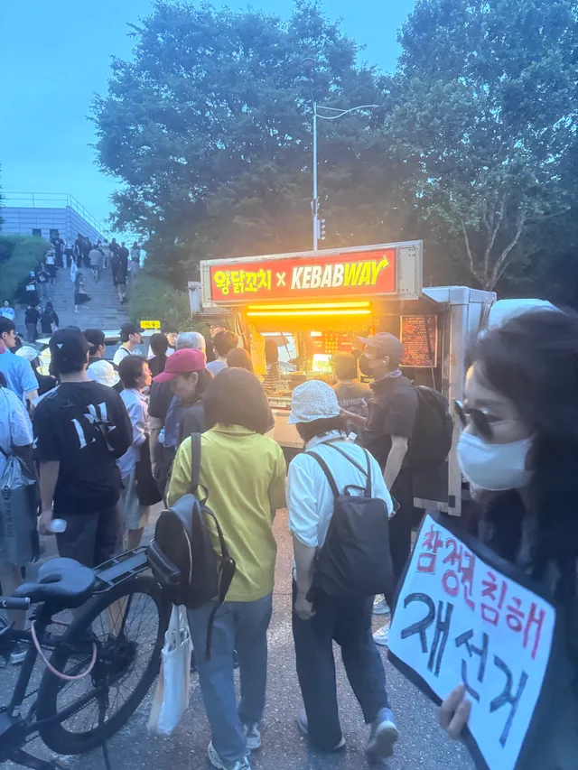 이 와중에 장사하러 옴
밥시간이긴 한ㄷ..