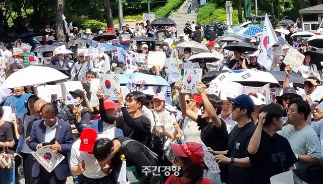 “내 권리 우습게 봐” 분노한 인스타 청년들, 광장에서 극우와 만나다

“참정권은 국민의 기본권인데 왜 의무는 지게 하면서 권리는 지켜주지 않는