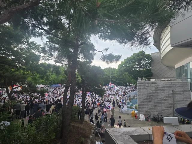 콘서트 보러온 사람들에게 왜 같이 하지 않냐고 하기엔....
지금 올공의 모습은
진보 성향와 중도 성향에게 너무나도 극우스러운 모습이 아닐까..