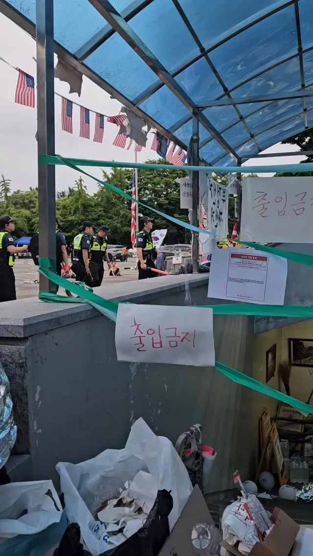 1-3 경찰샘들 방검복?가방 들고 오셨네요

방검복: 칼이나 뾰족한 물체에 찔리는 것을 막거나 피해를 줄이기 위해 입는 보호복