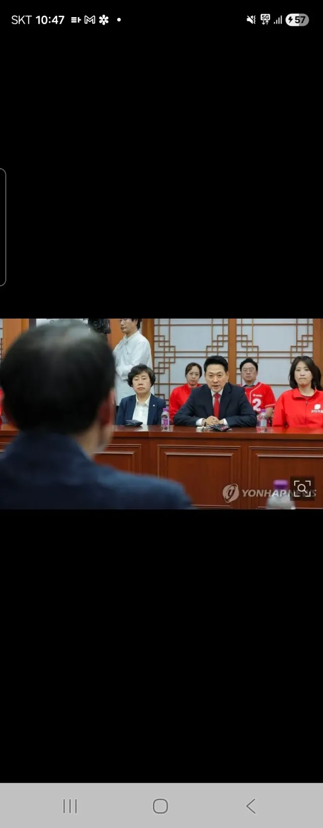 선거 당일 부정선거 이야기 듣고 대표님과 뛰쳐 나갔습니다

노태악이 끝까지 숨어, 노태악 방으로 쳐들어가자고 제안해 결국 면담했습니다.