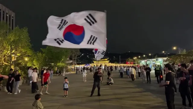 감사의정원에 다시 한 번 감사합니다.
청년들이 자발적으로,
그것도 줄을 서서 태극기를 흔들어요.