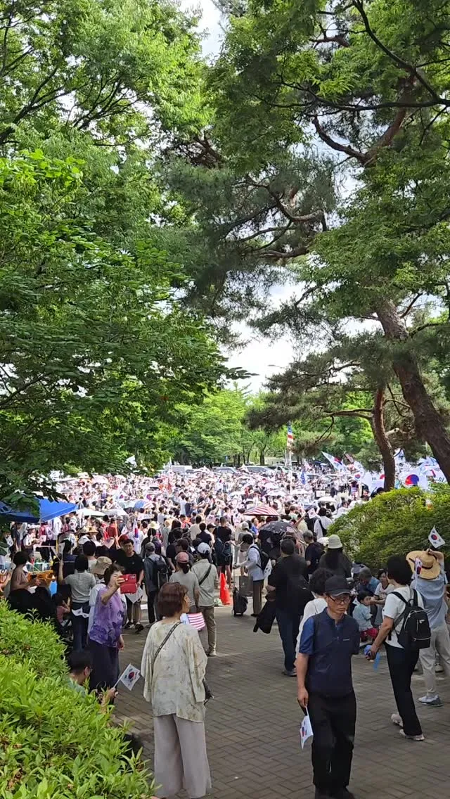 지금 올림픽공원 하늘 아래,
놀라운 일이 벌어지고 있습니다.

​2030 청년들이 주축이 되어 남녀노소 전 국민이 자발적으로 모였습니다.

이들