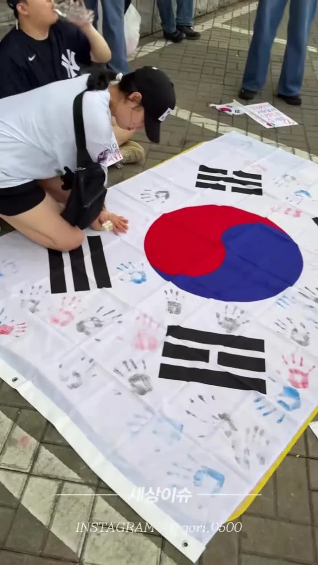 🇰🇷 6.21 올림픽공원 실시간입니다. 올공은 단순히 목소리만 내는 공간이 아니라는 걸 느낄 수 있습니다. 직접 태극기를 만들고, 손도장을 