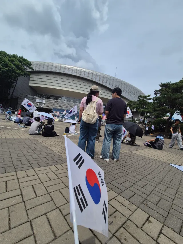 애들 등원 시키고 월요일마다 올공 왔는데
오늘 많아요 ㅎㅎ 점점 많아지길♡
양산은 필수😊
엄마가 할 수있는건 이것 뿐!!!!!!!
