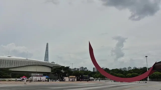 오늘도 평화로운 잠실 올림픽공원. 
이곳에 머물다 보면 한 번쯤 들을 수 있는 이 노래.
벤치에 잠깐 앉아 쉬면서 노래를 듣다 보면 순간 울컥해