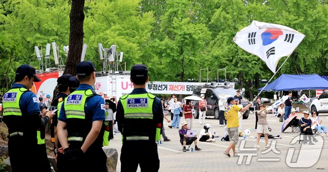 경찰 "잠실 개표소 시위 36건 수사 중"…강제 해산엔 "사회적 합의"(종합...

"체육회 관련 의견 다른 시민 혼재…대화경찰 배치해 설득" 